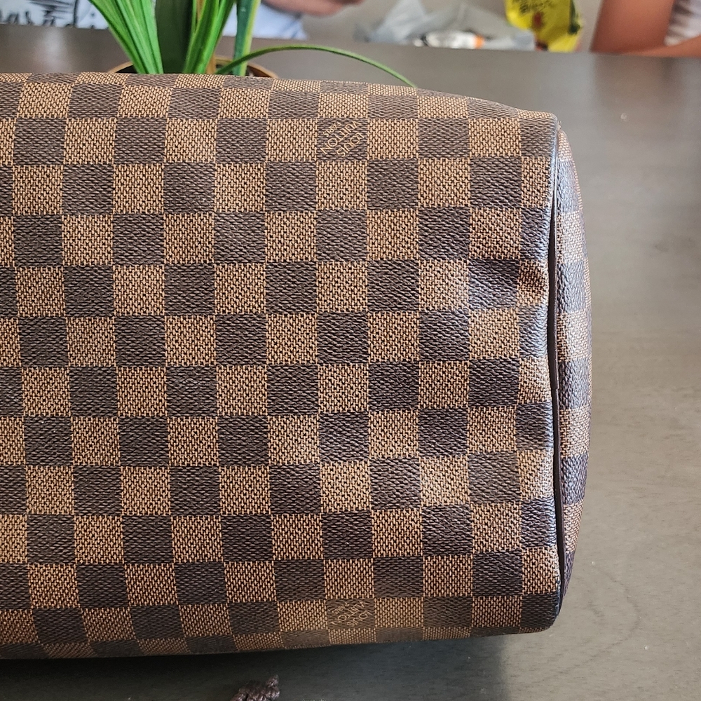 This is an authentic LOUIS VUITTON Damier Ebene Speedy 30. This stylish handbag. - Picture 10 of 15